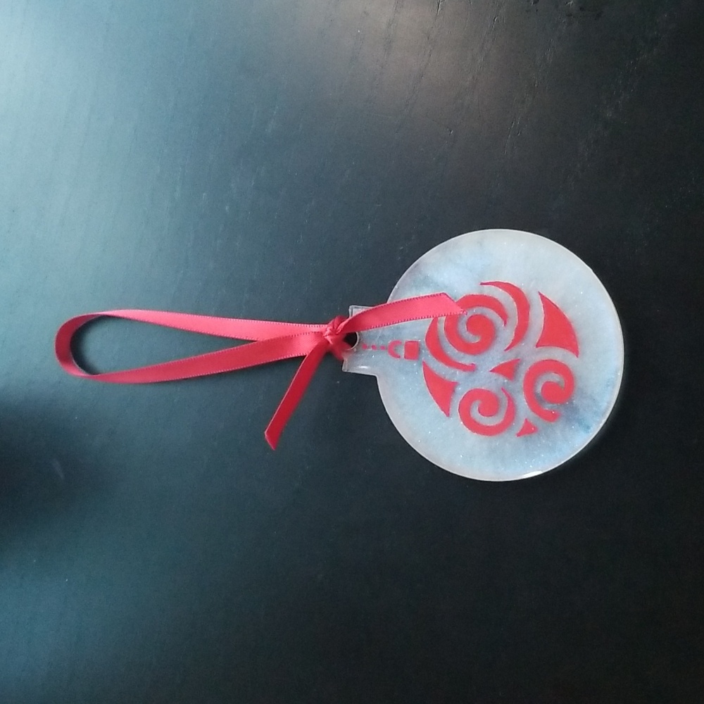 White and Red Resin Tree Ornament.🎄